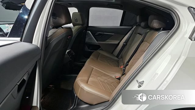 BMW 5 Series (G60) 2024 Белый из Кореи, фото 4