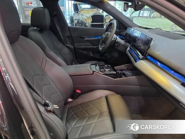 BMW 5 Series (G60) 2025 Черный из Кореи, фото 4