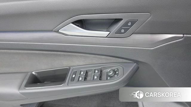 Volkswagen Golf 8th Generation 2023 Белый из Кореи, фото 4