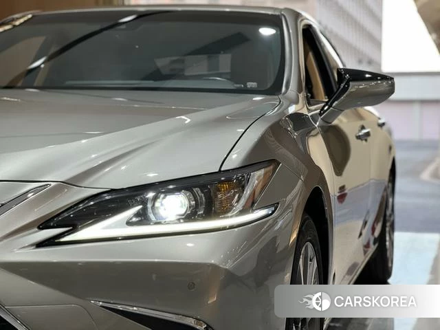 Lexus ES 2022 Серебристо-серый из Китая, фото 4