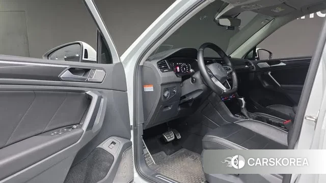 Volkswagen Tiguan second Generation 2022 Белый из Кореи, фото 4