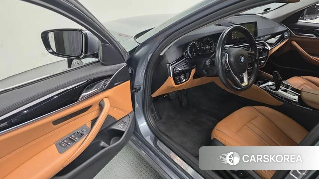 BMW 5 Series (G30) 2018 Светло-серебряный цвет из Кореи, фото 4