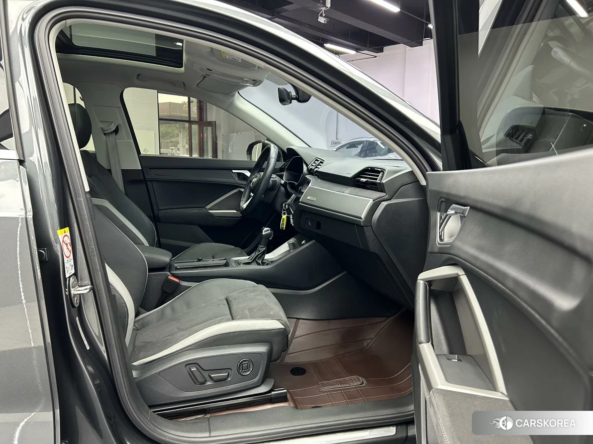 Audi Q3 2022 Темно-серый из Китая, фото 4