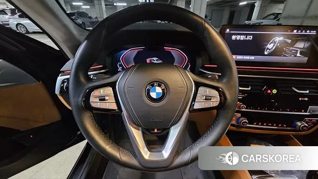 BMW 5 Series (G30) 2023 Серебристо-серый из Кореи, фото 4