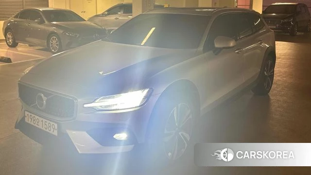 Volvo V60 Cross-Country 2nd Generation 2021 Серебряный из Кореи, фото 4