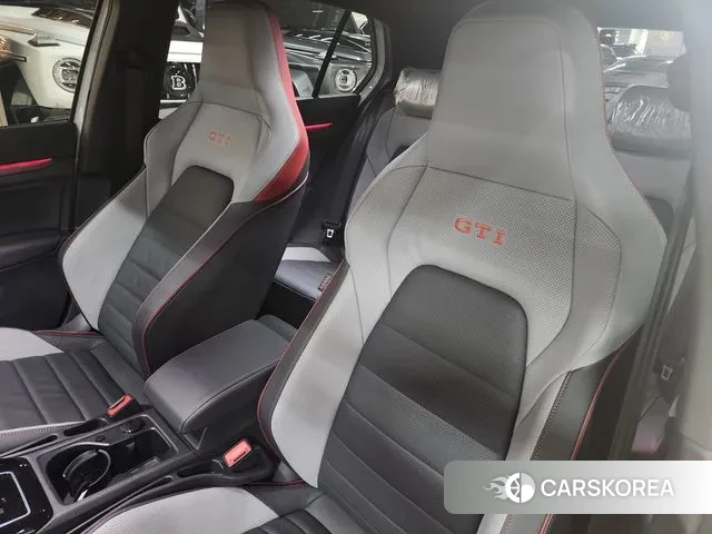 Volkswagen Golf 8th Generation 2023 Белый из Кореи, фото 4