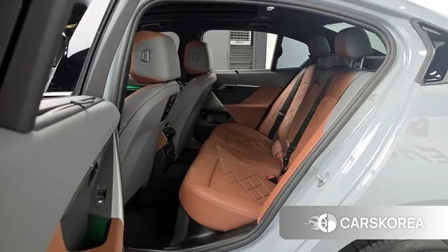 BMW 5 Series (G60) 2025 Светло-серебряный цвет из Кореи, фото 4