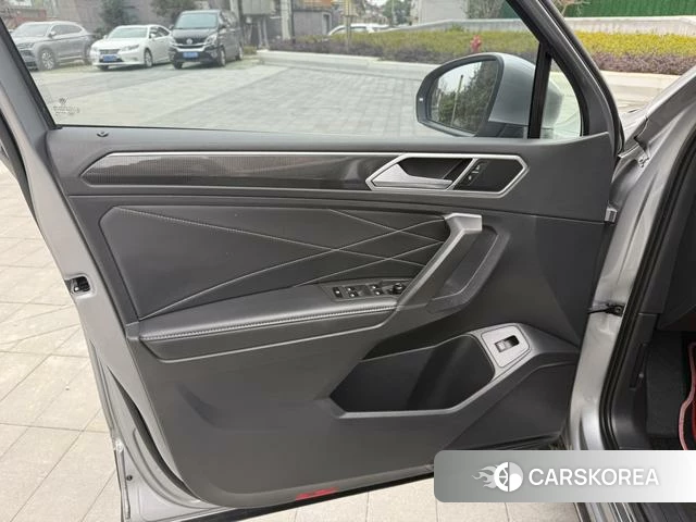 Volkswagen Tiguan L 2021 Серебристо-серый из Китая, фото 4