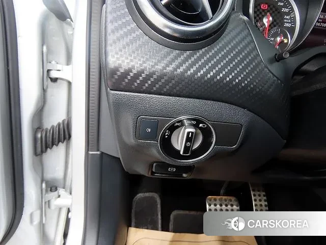 Mercedes-Benz A-Class W176 2018 Серебристо-серый из Кореи, фото 4