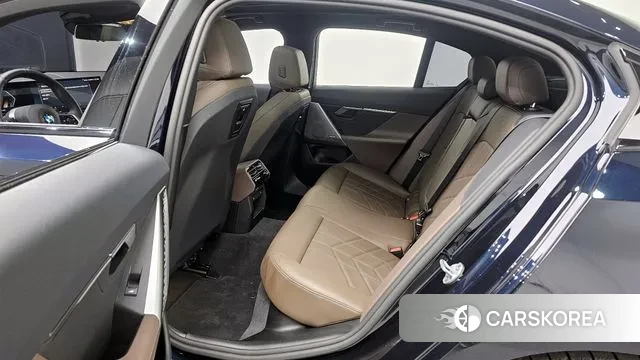 BMW 5 Series (G60) 2025 Черный из Кореи, фото 4