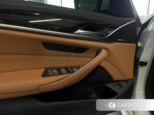 BMW 5 Series (G30) 2021 Белый из Кореи, фото 4