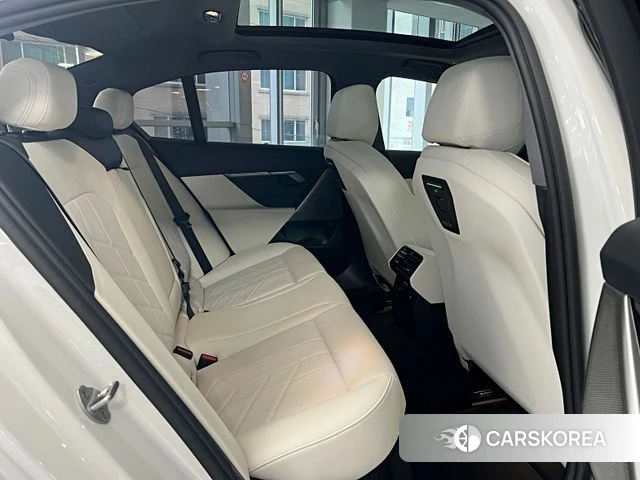 BMW 5 Series (G60) 2025 Белый из Кореи, фото 4