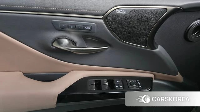 Lexus ES300h 7th generation 2023 Песочный из Кореи, фото 4