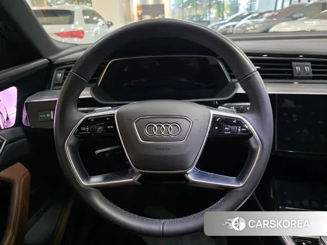 Audi e-Tron 2023 Белый из Кореи, фото 4