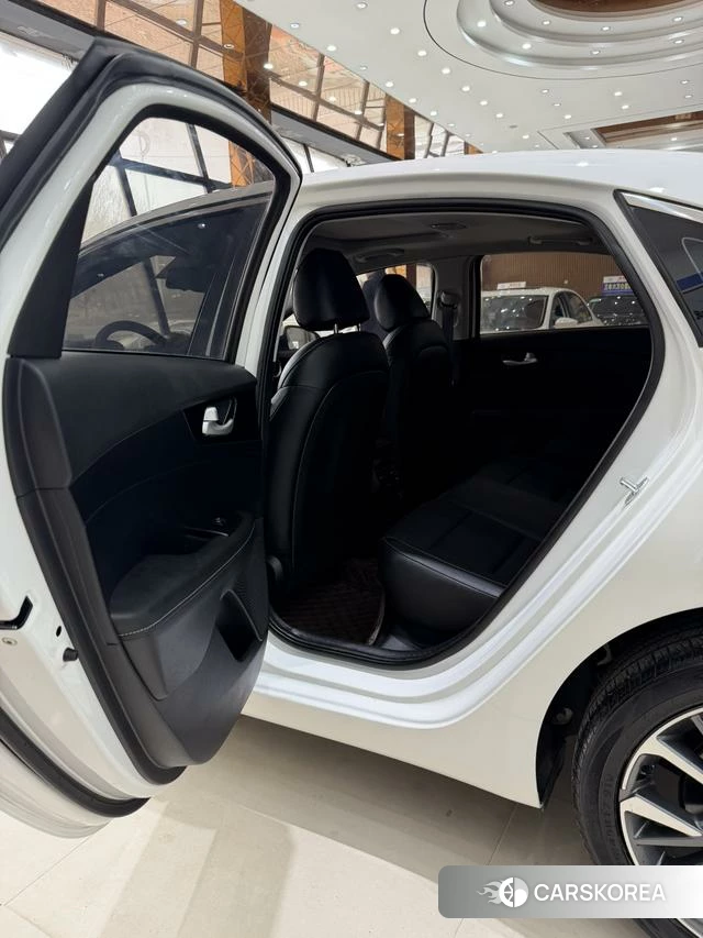 Kia K3 2023 Белый из Китая, фото 4