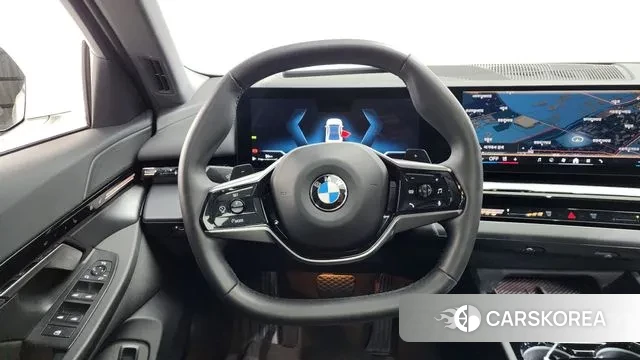 BMW 5 Series (G60) 2023 Белый из Кореи, фото 4