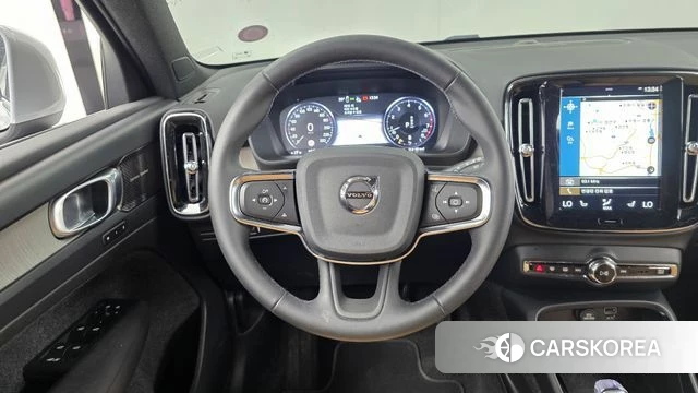 Volvo XC40 2022 Светло-серебряный цвет из Кореи, фото 4