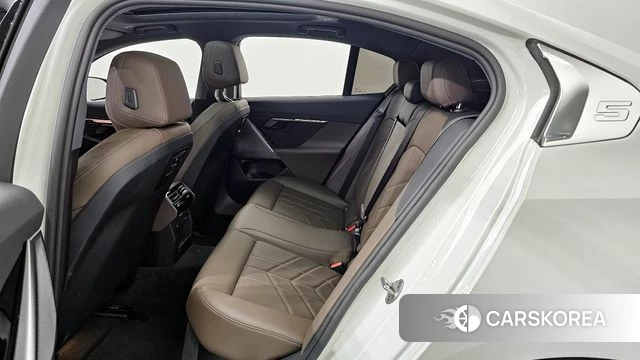 BMW 5 Series (G60) 2025 Белый из Кореи, фото 4