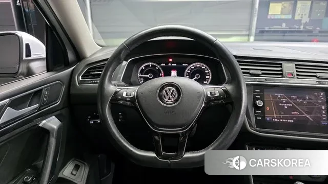 Volkswagen Tiguan Allspace 2018 Светло-серебряный цвет из Кореи, фото 4