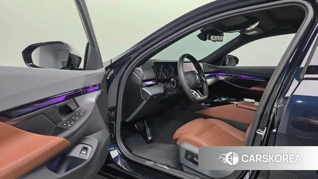 BMW 5 Series (G60) 2025 Черный из Кореи, фото 4