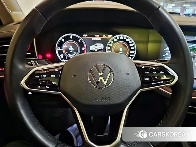 Volkswagen Touareg 3rd generation 2023 Белый из Кореи, фото 4