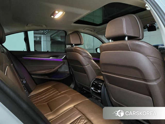 BMW 5 Series (G30) 2023 Белый из Кореи, фото 4