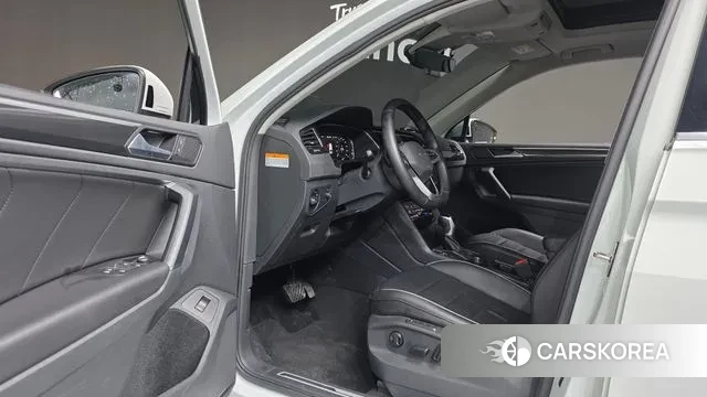 Volkswagen Tiguan second Generation 2023 Белый из Кореи, фото 4