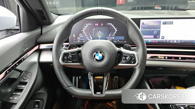 BMW 5 Series (G60) 2024 Серебристо-серый из Кореи, фото 4