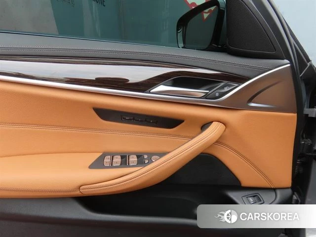 BMW 5 Series (G30) 2023 Серебристо-серый из Кореи, фото 4