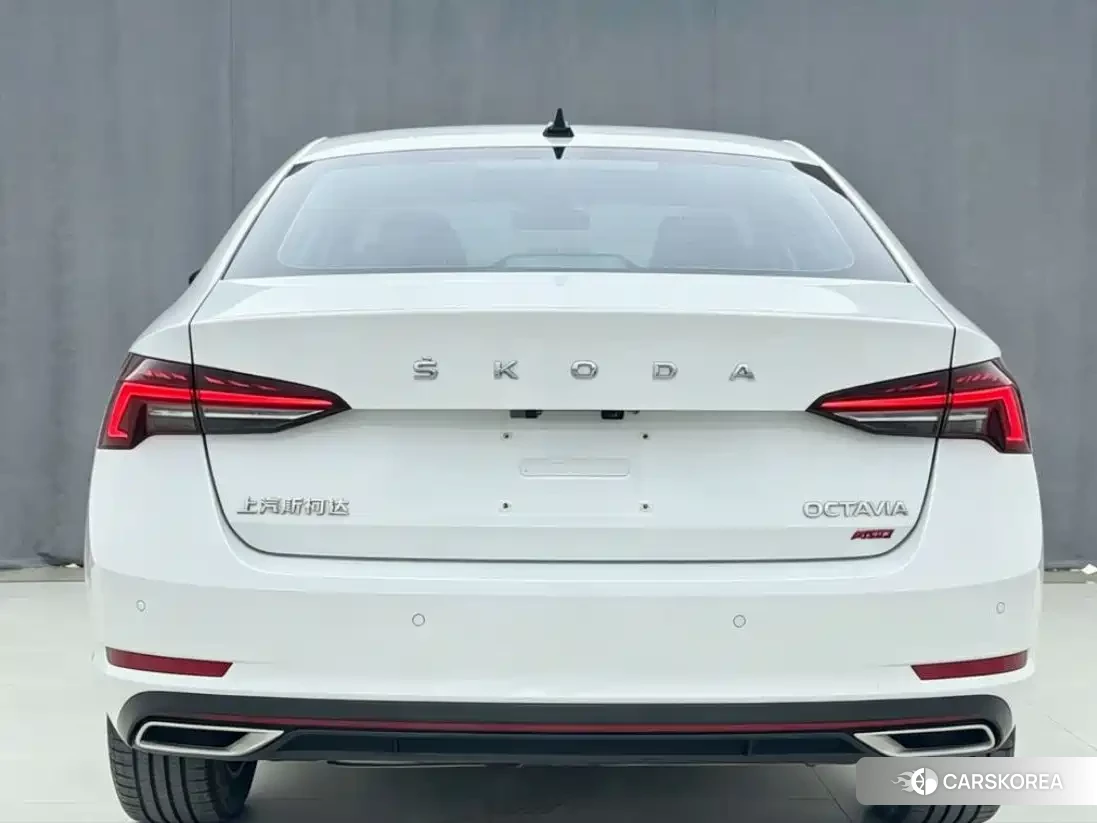 Skoda Octavia 2023 Белый из Китая, фото 4