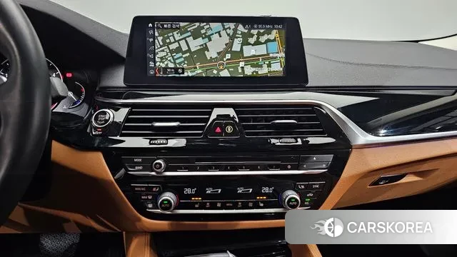 BMW 5 Series (G30) 2018 Серебристо-серый из Кореи, фото 4