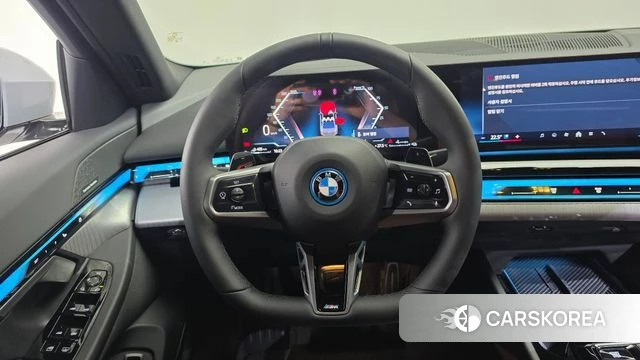 BMW 5 Series (G60) 2025 Светло-серебряный цвет из Кореи, фото 4