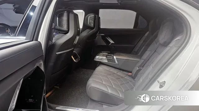 BMW 7 Series (G70) 2023 Белый из Кореи, фото 4