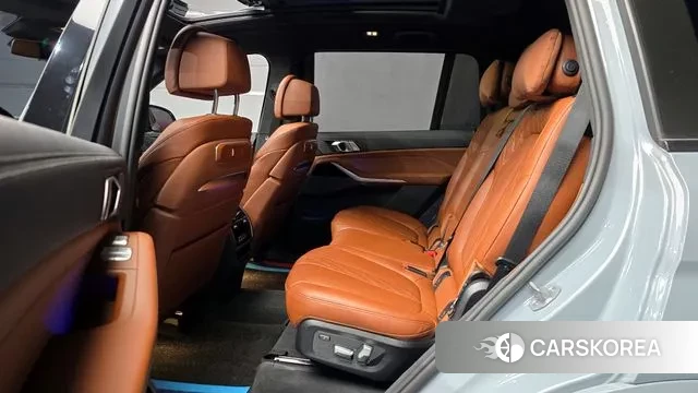 BMW X7 (G07) 2024 Светло-серебряный цвет из Кореи, фото 4