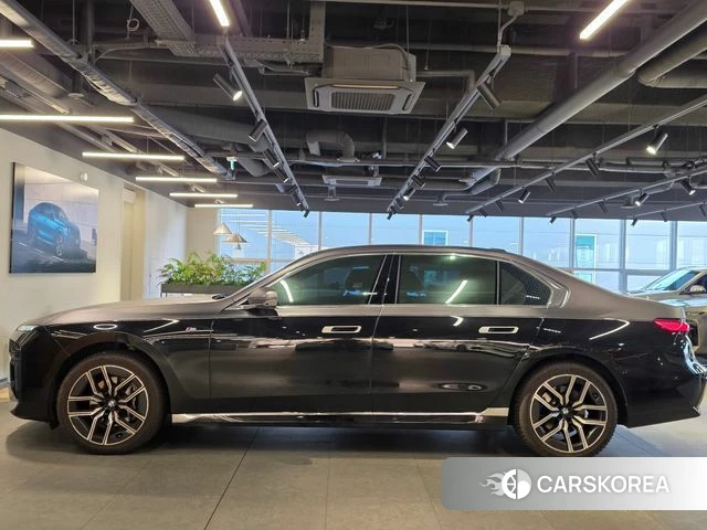 BMW 7 Series (G70) 2023 Черный из Кореи, фото 4
