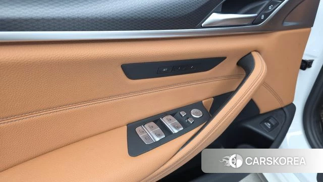 BMW 5 Series (G30) 2023 Белый из Кореи, фото 4