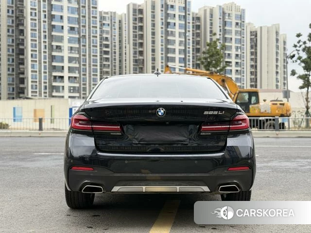 BMW 5 series 2022 Черный из Китая, фото 4
