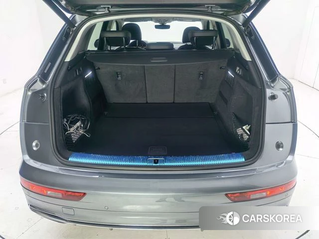 Audi Q5L 2021 Темно-серый из Китая, фото 4