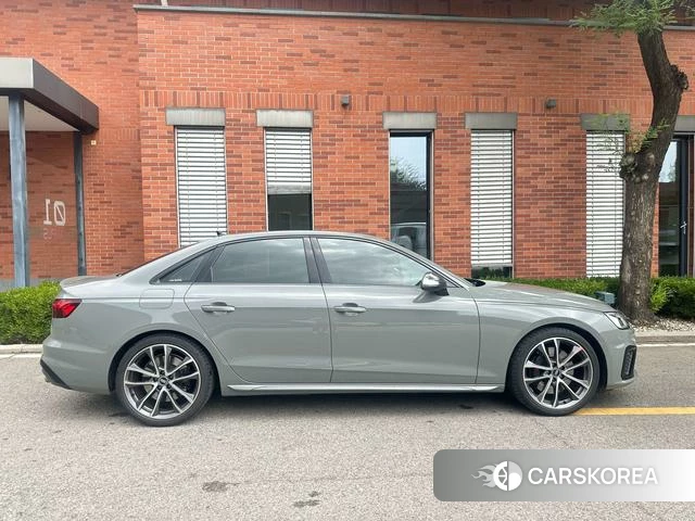 Audi S4 2021 Темно-серый из Китая, фото 4