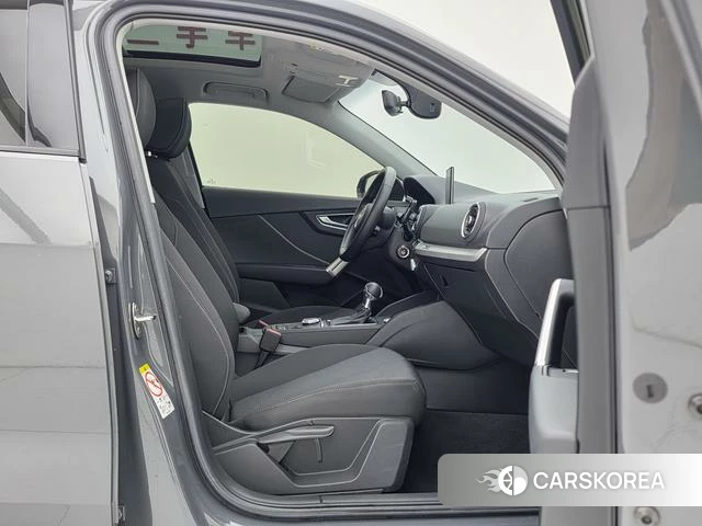 Audi Q2L 2021 Темно-серый из Китая, фото 4