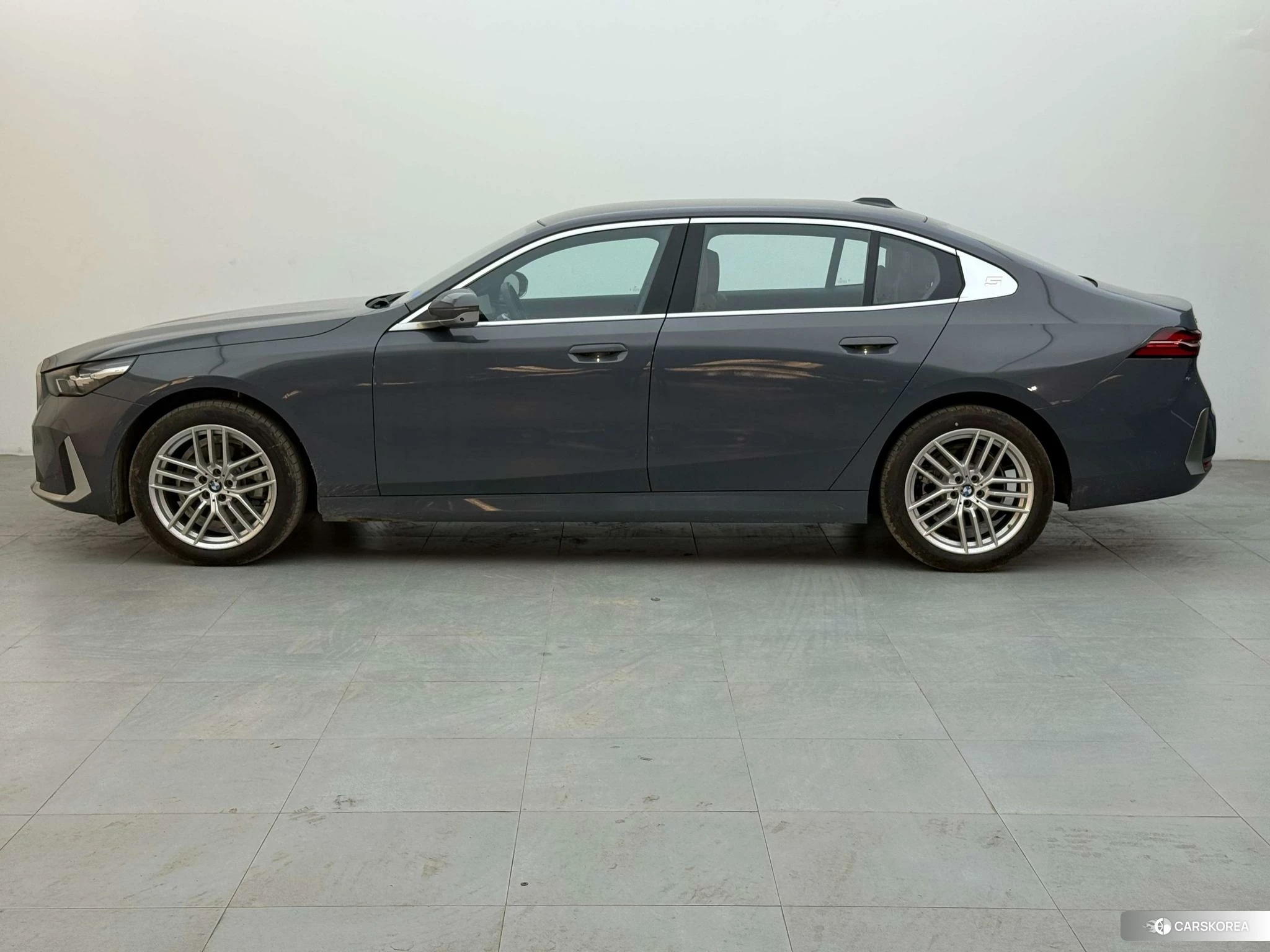BMW 5 series 2024 Темно-серый из Китая, фото 4