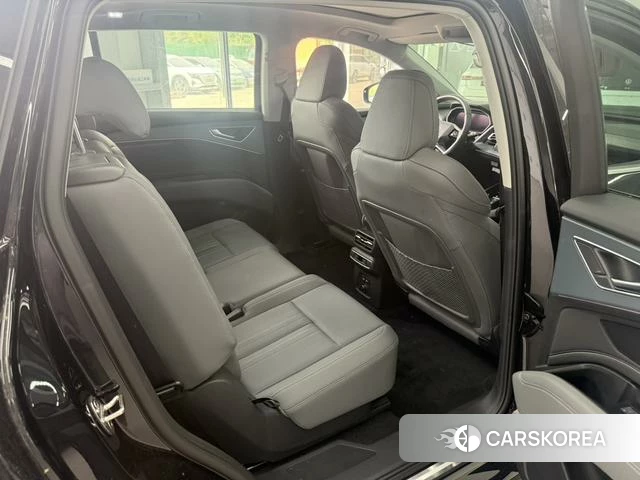 Audi Q5 e-tron 2024 Черный из Китая, фото 4