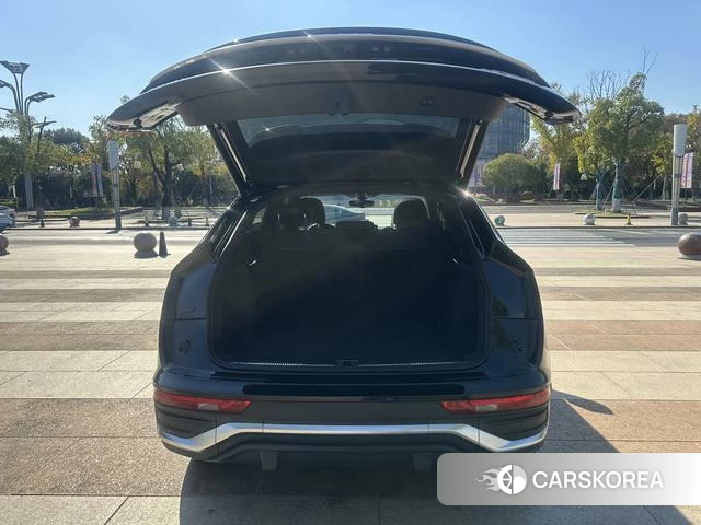 Audi Q5L Sportback 2022 Темно-серый из Китая, фото 4