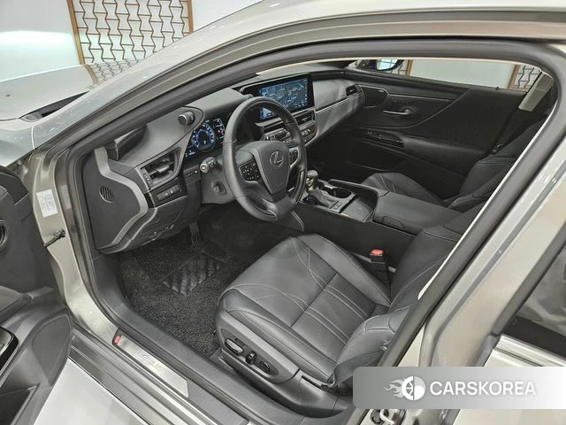Lexus ES300h 7th generation 2025 Серебристо-серый из Кореи, фото 4
