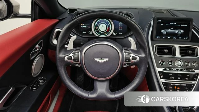 Aston Martin DB11 2023 Серебристо-серый из Кореи, фото 4