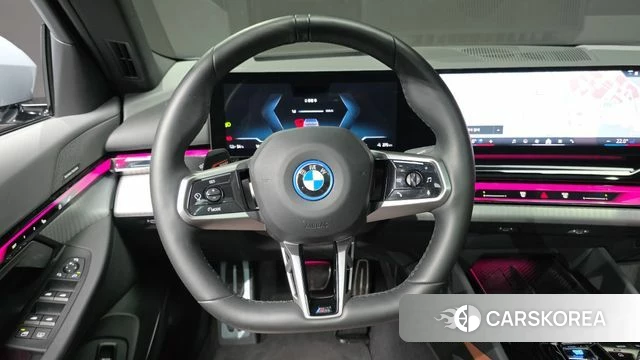 BMW i5 (G60) 2024 Светло-серебряный цвет из Кореи, фото 4