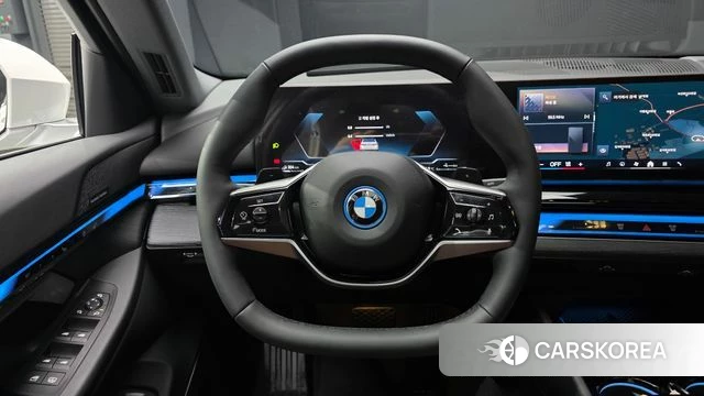 BMW 5 Series (G60) 2025 Белый из Кореи, фото 4