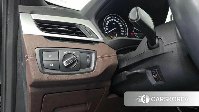 BMW X1 (F48) 2021 Черный из Кореи, фото 4