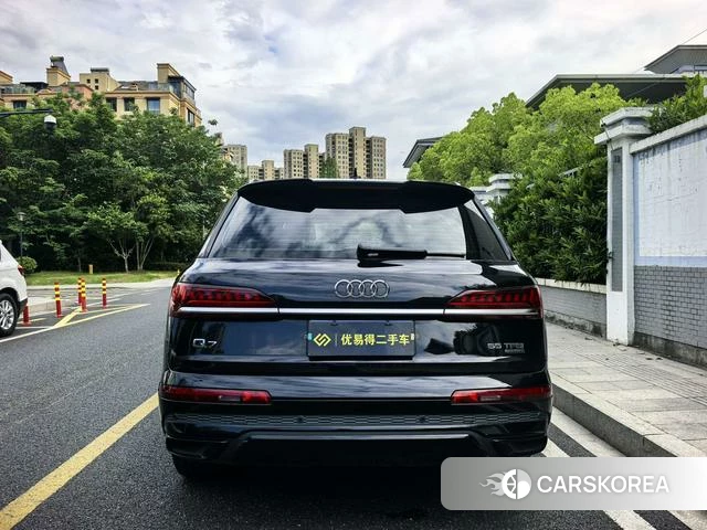 Audi Q7 2021 Черный из Китая, фото 4