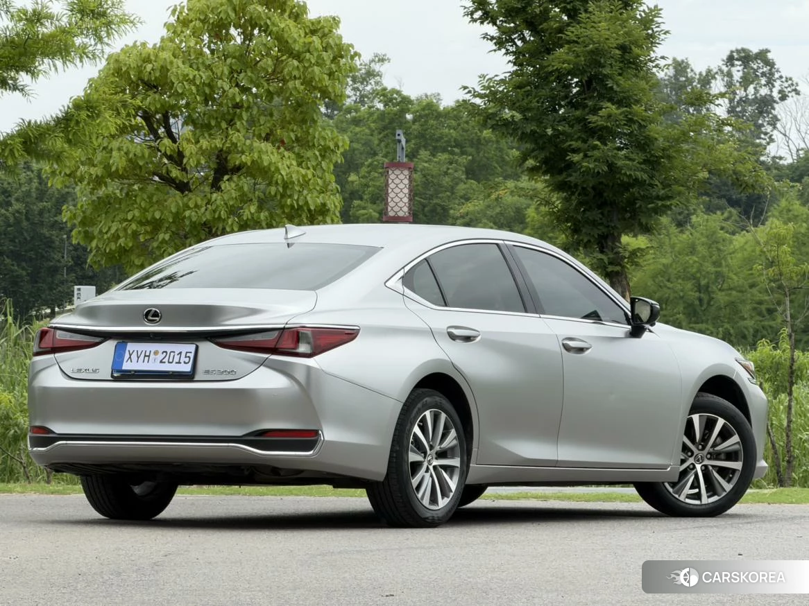 Lexus ES 2021 Серебристо-серый из Китая, фото 4